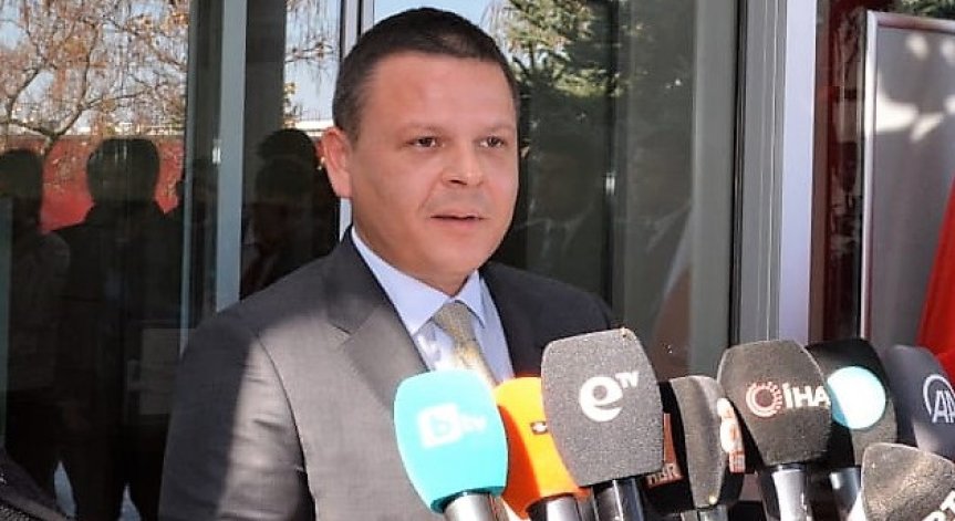 Министър Алексиев с упрек към концесионера на летище 