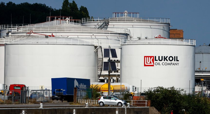 Мъж пострада при взрив в рафинерия на 