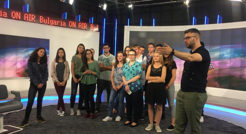 Bulgaria ON AIR и Bloomberg TV Bulgaria отвориха вратите на студиата си за група ученици и показаха какво се крие зад телевизионния екран 