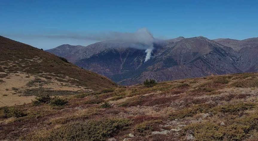 Планината над Рилския манастир гори, кълбата дим се виждат на километри