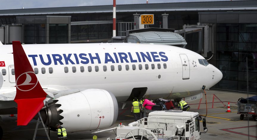 Двама души са откарани в болница по тяхно желание.