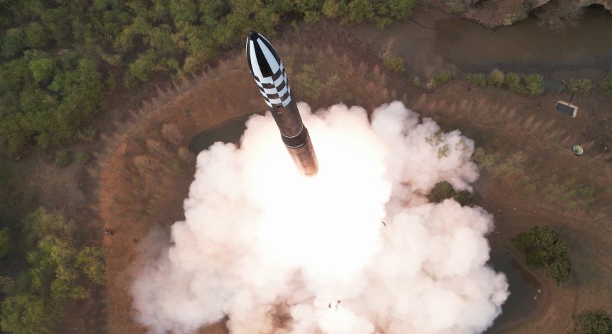 Япония подготви военните си за свалянето на севернокорейска балистична ракета