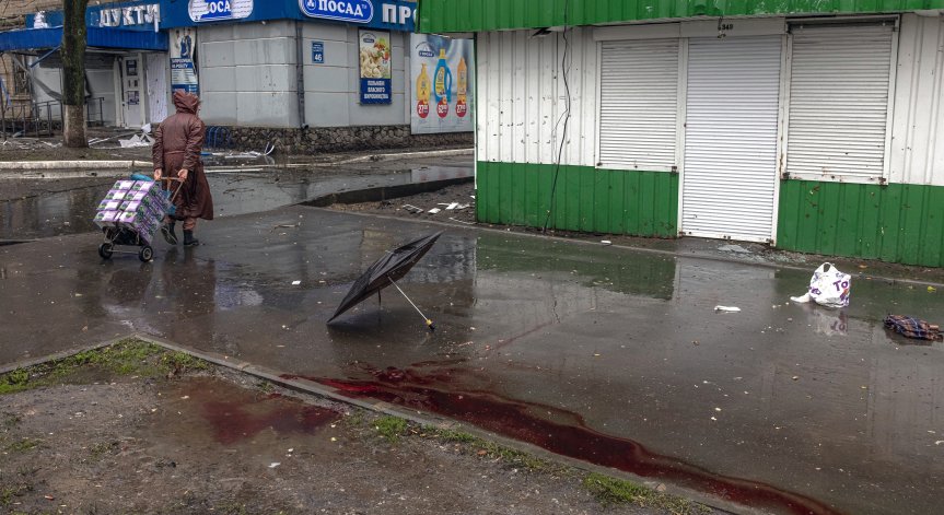 Снаряд окървави детска площадка в Харков, двама са убити на място