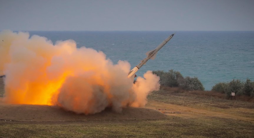 Даваме още ракети на Украйна и молим НАТО да ни пази с ПВО. 