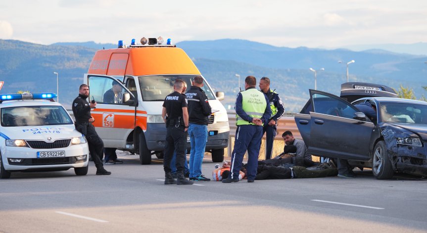 Полицаите са опитали да го спрат, но водачът не се подчинил. 