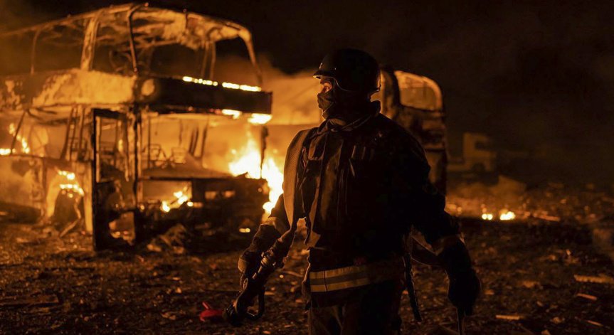 Руска въздушна атака в Киев, отломки от дронове паднаха в три квартала