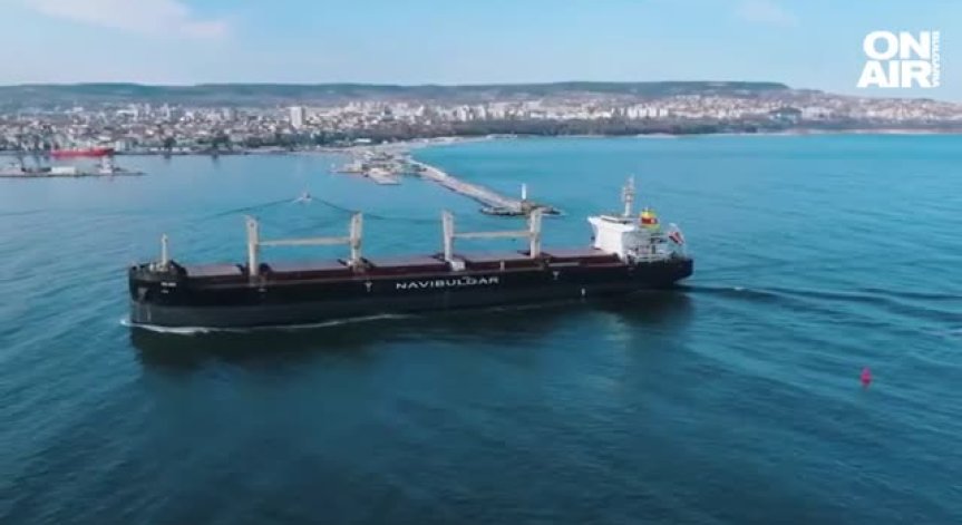 Технически проблем върна самолета с българите от кораба 