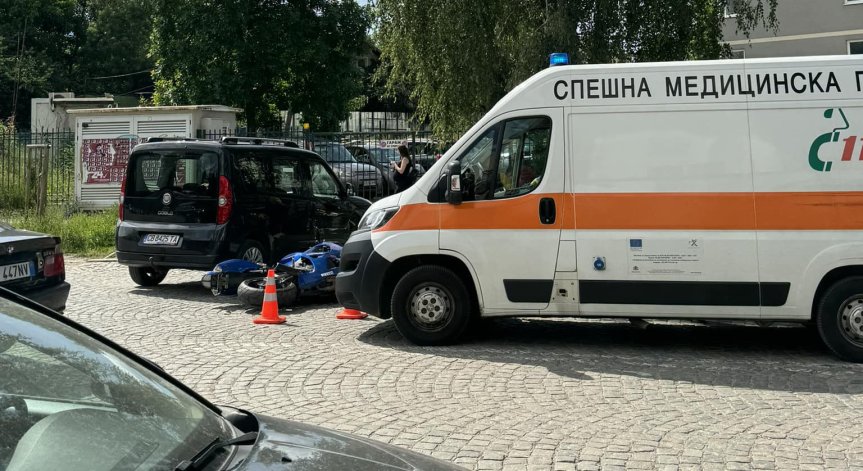 Катастрофа с мотор и кола в София, човек е откаран в болница
