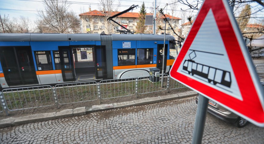 Трамвай и полицейски автомобил се удариха в София