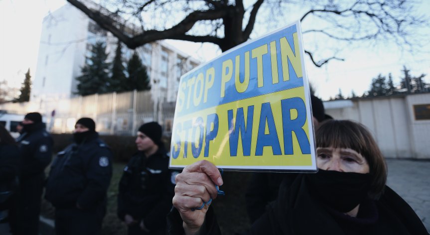 Експулсираха общо над 325 руски дипломати и служители в посолства