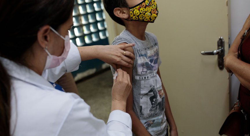 МЗ посочи ваксината на Pfizer или Moderna е по-ефективна при децата