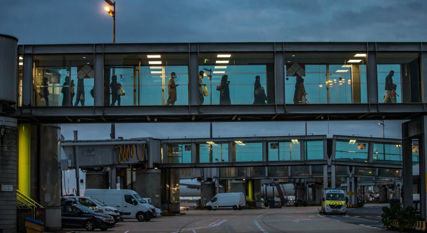 Абу Даби забрани влизането в града на хора без бустерна доза