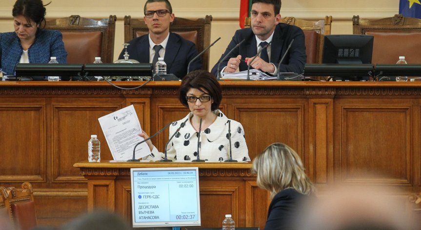 Опозицията иска оставката на Мирослав Иванов, опитал да заглуши Десислава Атанасова