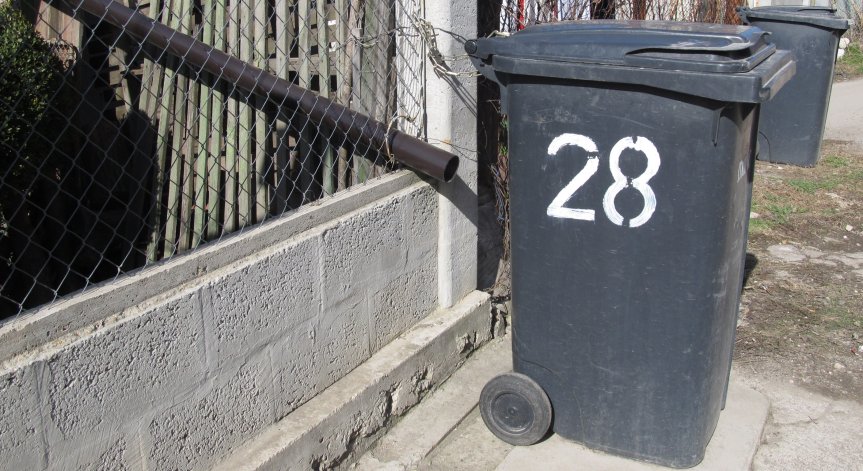 Столичани се жалват от счупени или липсващи кофи за боклук