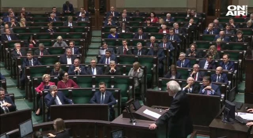За да потушат скандал, полските депутати си намалиха заплатите с 20%