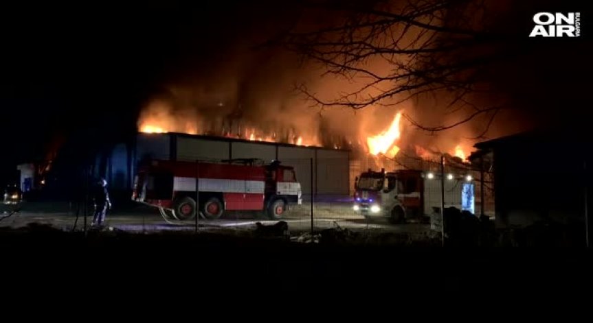 17 пожарни коли се включиха в гасенето на огъня във Войводиново