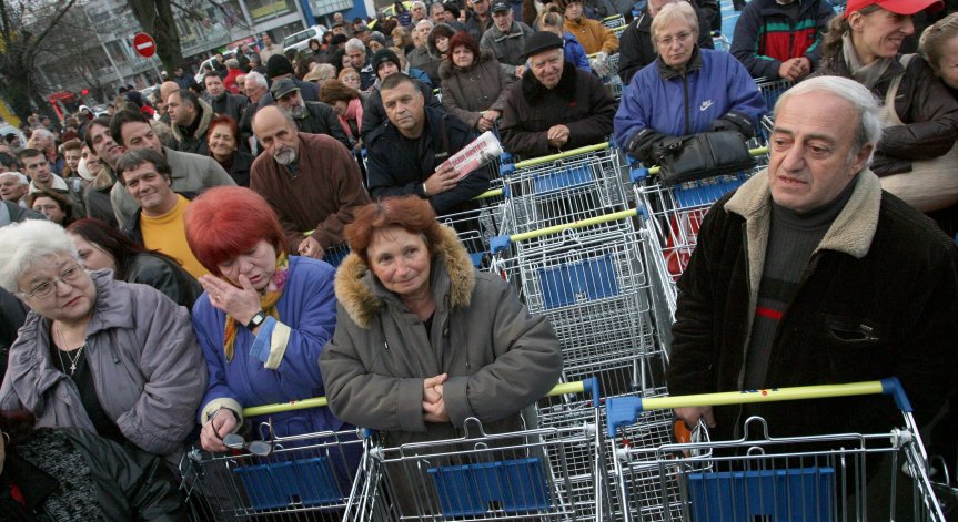 Отпада коридорът за възрастни хора в хранителните магазини