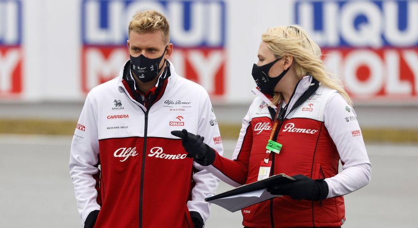 Мик Шумахер дебютира във 