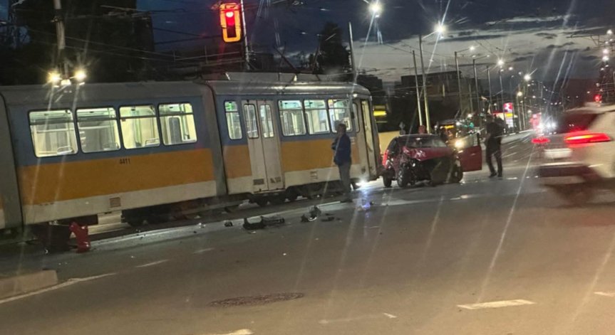 Очевидци твърдят, че шофьорката е пренебрегнала сигнализацията.