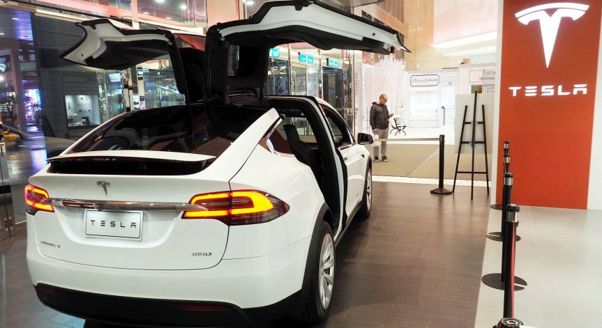Оневиниха автопилота на Tesla за тежка катастрофа с двама загинали