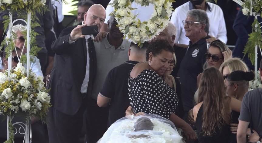 Инфантино след селфито до ковчега на Пеле: Ужасен съм!