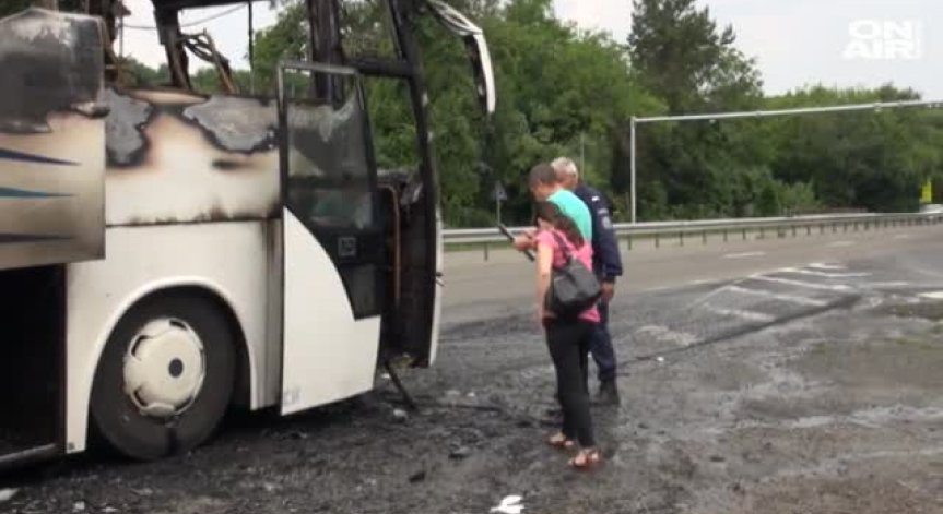 Пламна автобус с туристи край Бургас