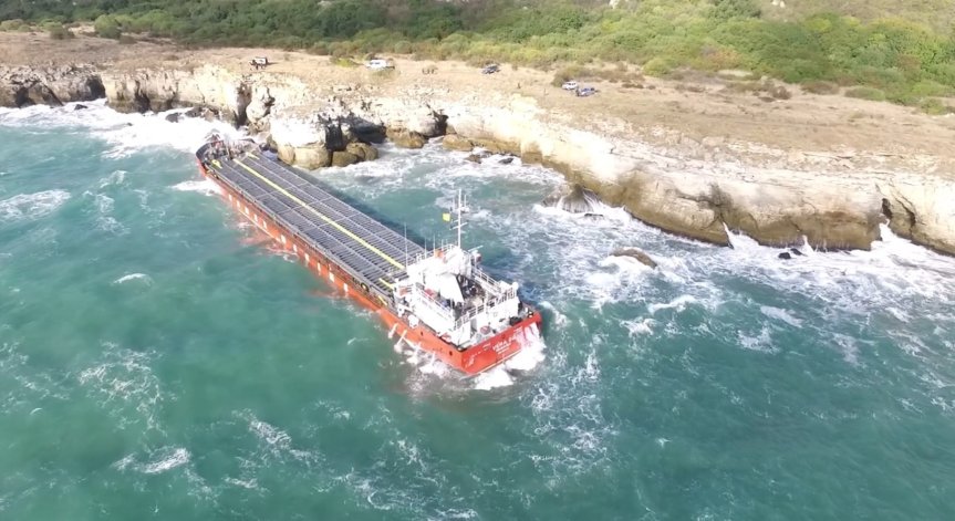 Екипажът на заседналия кораб все още отказва да бъде евакуиран