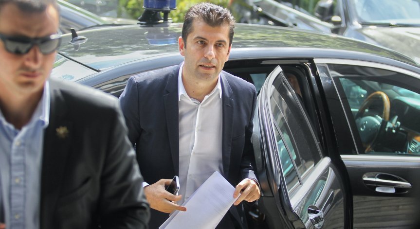 Петков: Не им пука за страната, това са фирми, които лъжат избирателите