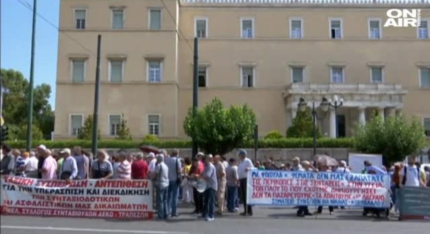 Протестиращи хвърляха кутии с риба по гръцкия парламент