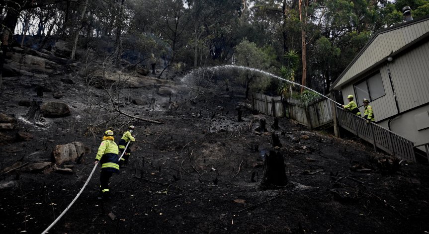 Загинал огнеборец в борбата с над 50 пожара в Австралия (+СНИМКИ)