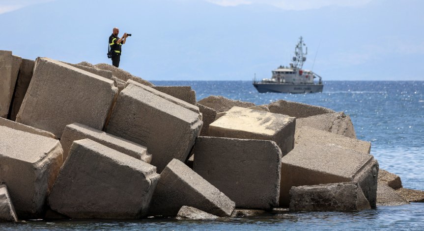 Телата са открити от водолази.
