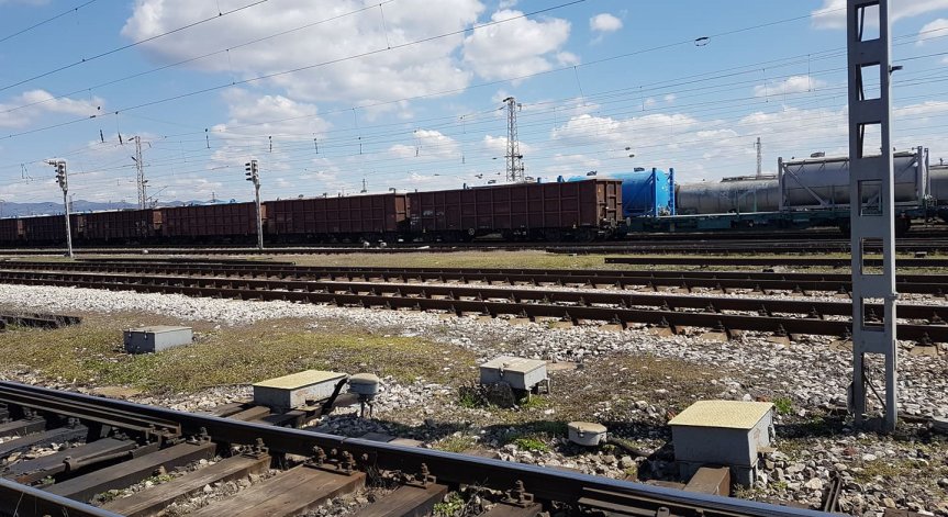 Товарен влак дерайлира на гара 