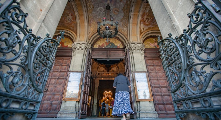 Мъжът, откраднал близо 4 000 лв. от храм 