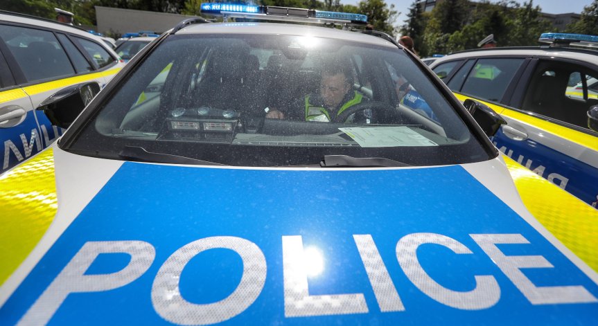 Двете леки коли не са спрели на подаден сигнал със стоп палка.