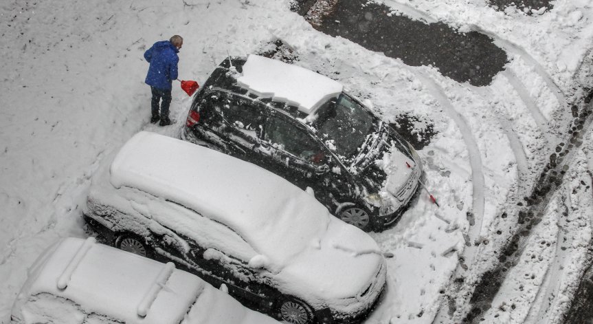 КАТ глобява шофьори за непочистени от снега автомобили