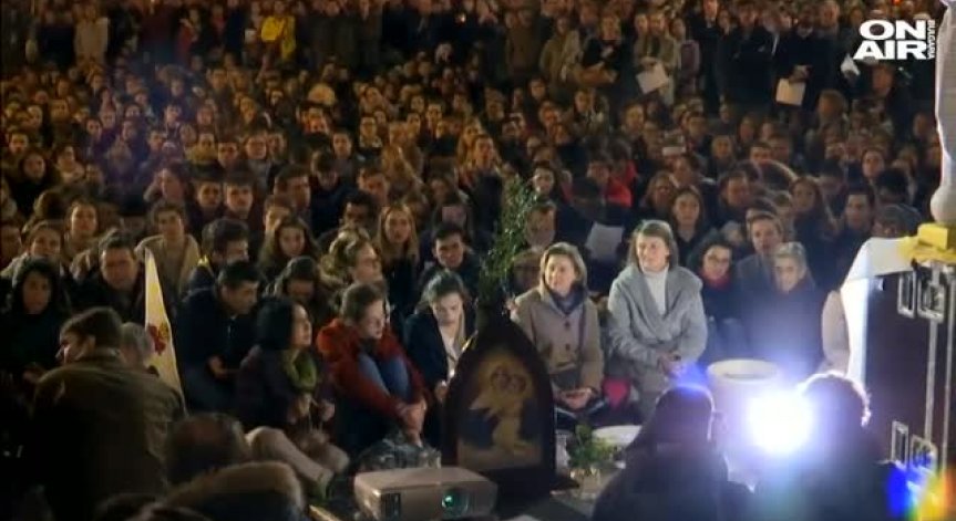 Париж скърби: Хиляди се събраха на бдение пред 