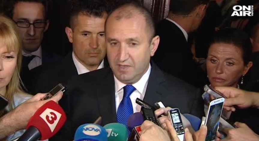 Президентът Радев на нож с кабинета заради ВВС