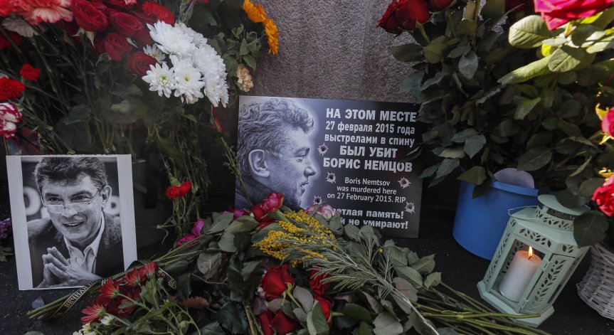 Хиляди руснаци почетоха паметта на опозиционера Борис Немцов