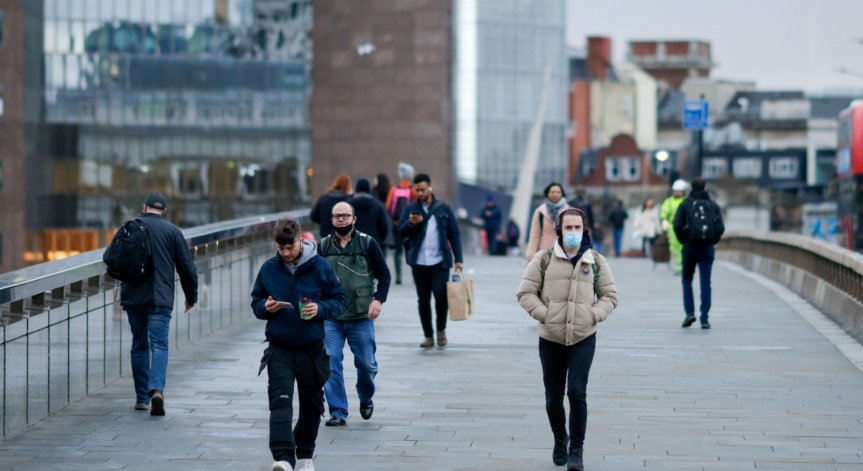 Великобритания се насочва към етапа след пандемията и живот с вируса