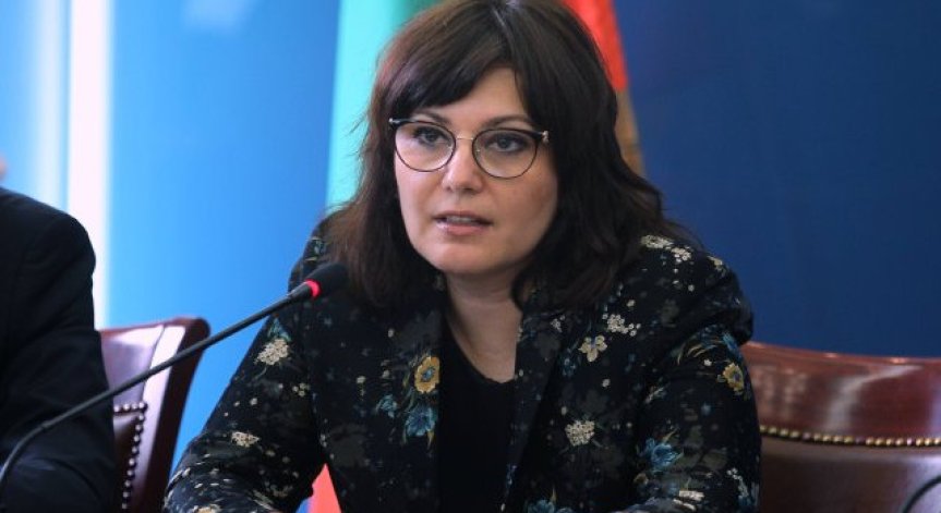 Сербезова се ядоса заради хаоса с е-направленията и поиска санкции