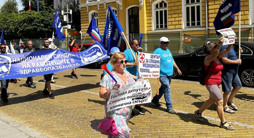 Спешни медици излизат на национален протест, искат повече пари за заплати
