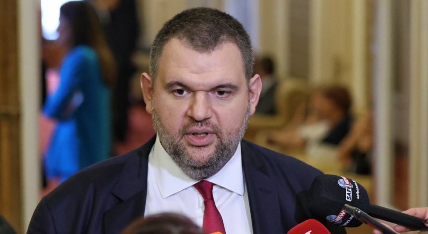 Пеевски: България незабавно да затвори границите си за руски автомобили