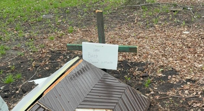 Импровизирани гробове между блокове и къщи изникват в Донецка област