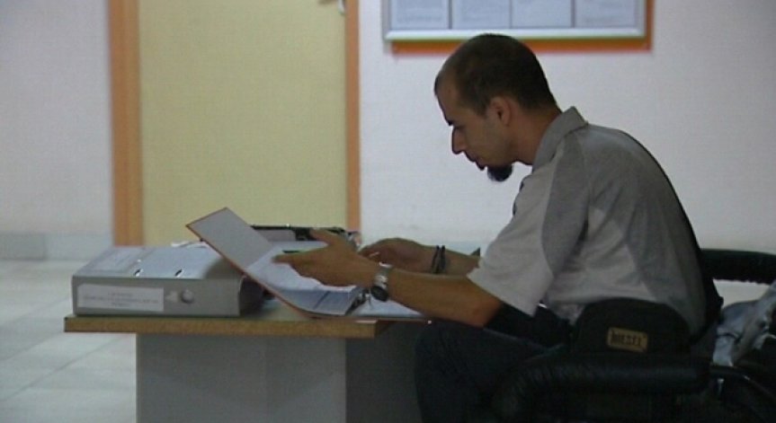 Работодателите остават предпазливи за наемане на служители до септември