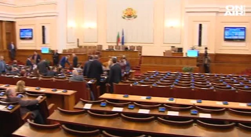 Утре НС ще гласува - без заплати за депутати, които не идват на работа