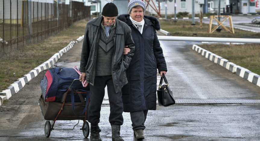 Жители на Мариупол бягат от града пеша, официалните опити за евакуация се провалиха