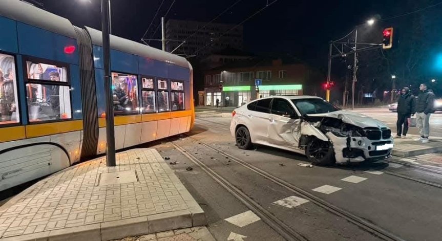 Движението в участъка е затруднено.