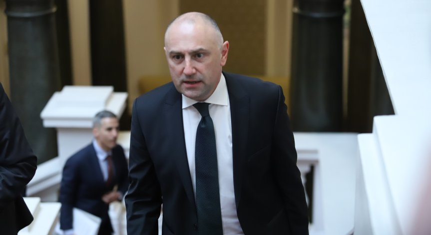 Румънски гражданин е изпратил заплахата към Каримански