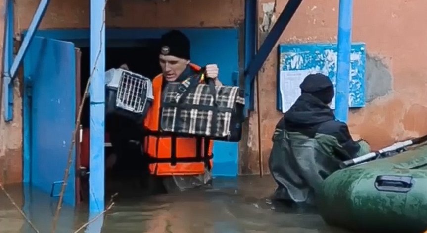 Жертви и ранени след силна буря в Москва, властите призова хората да си стоят вкъщи
