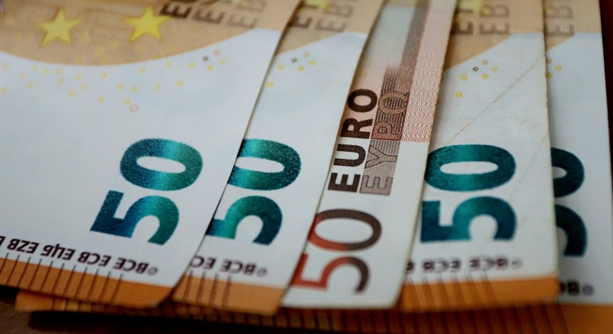 Издирват български ало измамници, свили 7 000 евро от пенсионерка в Гърция